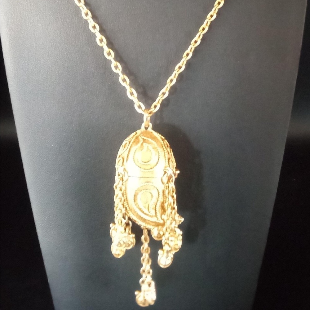 Vintage Este Lauder Elegant Gold toned paisley Azuree Pendant Necklace